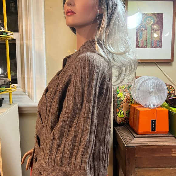 Cropped Wool Knit Sweater - Picture 4 of 10